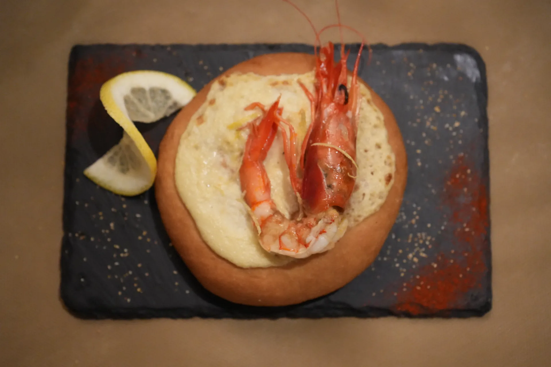 Coca de Gamba Roja, Ajo Blanco de Almendra, Ajo Tostado y Limón, de El Secreto de Loreto, en la Jornada de Cocas de Dénia