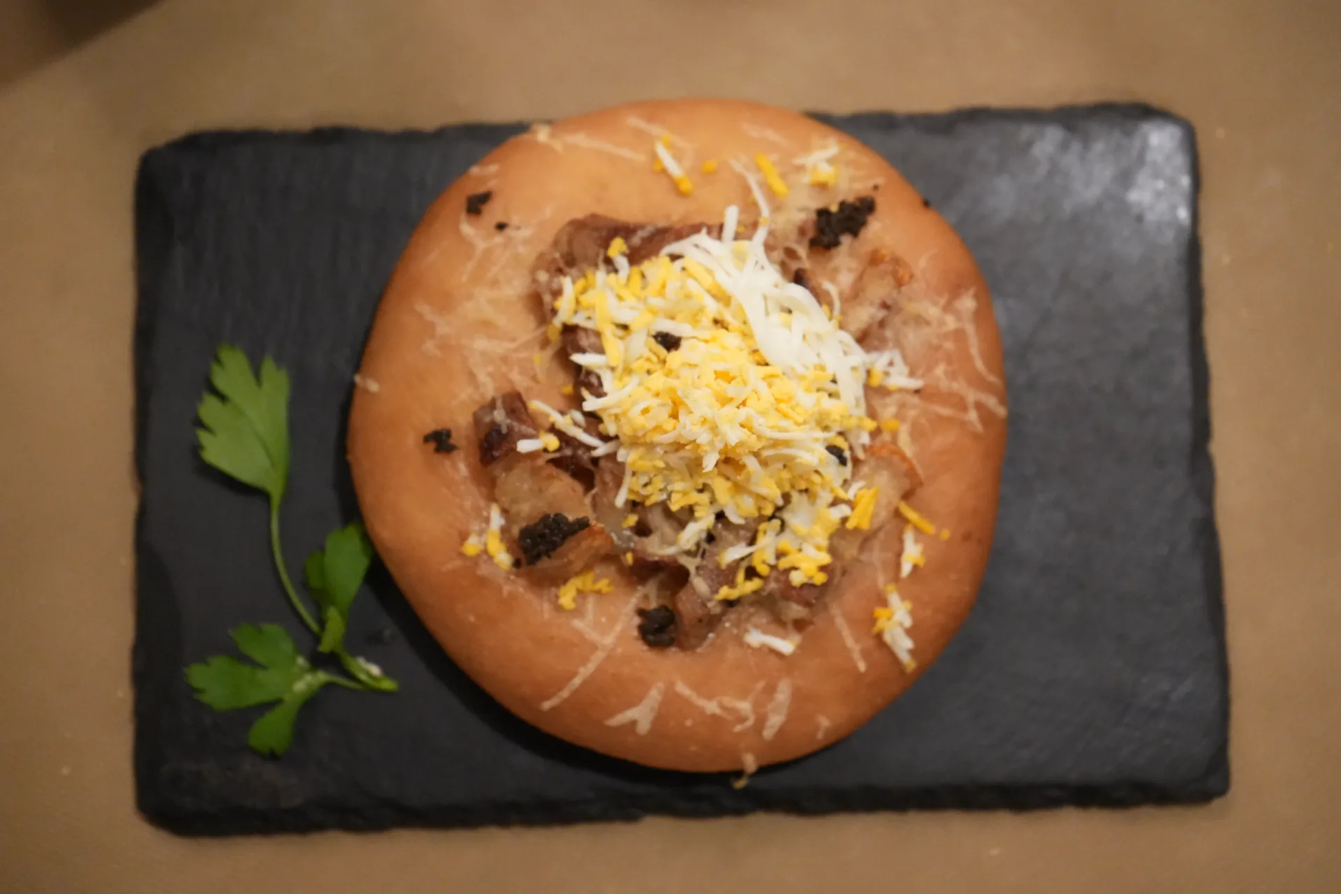 Coca de Panceta Ibérica, Huevo, Queso Curado y Trufa, de El Secreto de Loreto, en la Jornada de Cocas de Dénia