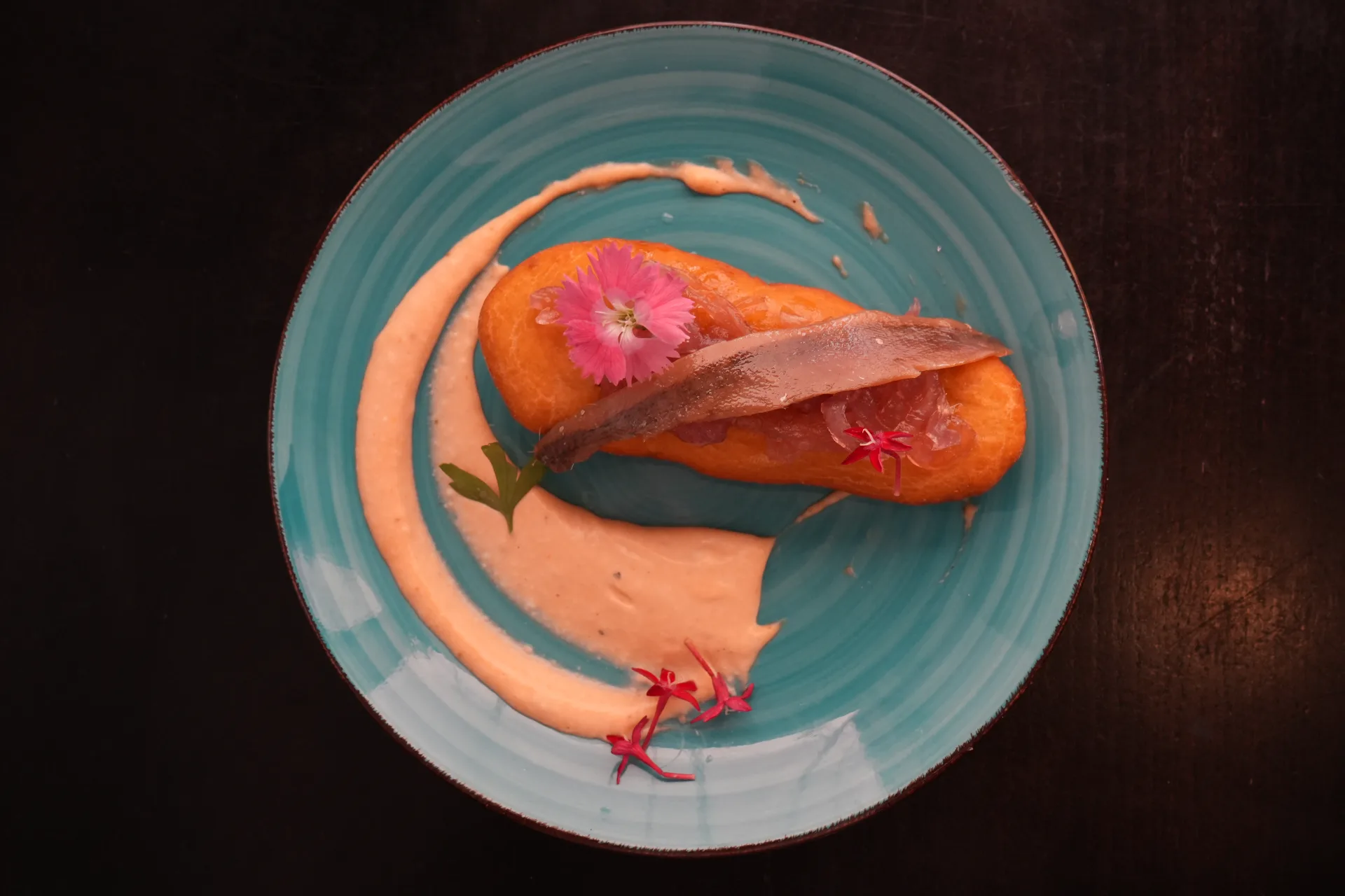 Coca frita con Anchoas de Santoña, Cebolla Roja Caramelizada y Salsa de Tomate Rosa, de El Cantó, en la Jornada de Cocas de Dénia